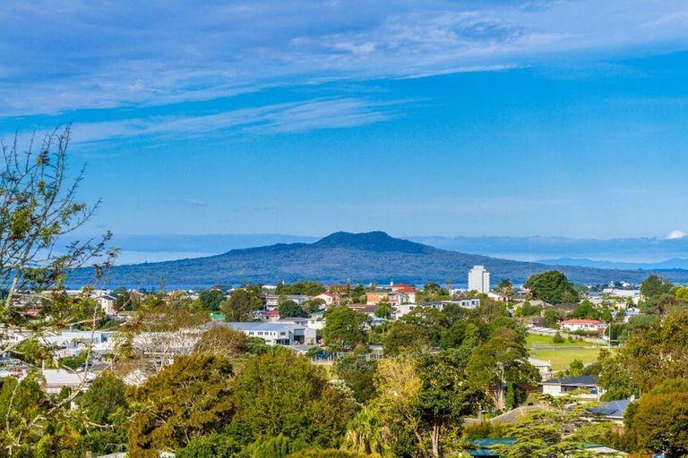 Photo of property in 70 Chivalry Road, Glenfield, Auckland, 0629