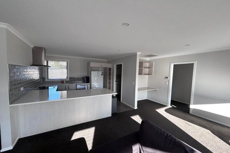 Photo of property in 5 Rewarewa Way, Timberlea, Upper Hutt, 5018