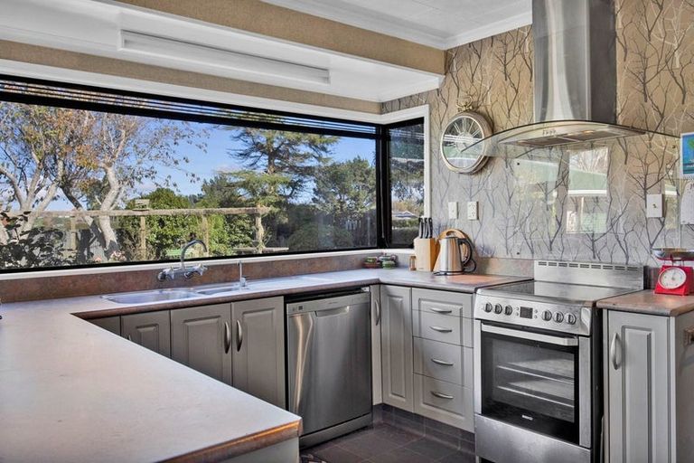 Photo of property in 44 Rawhitiroa Road, Eltham, 4322