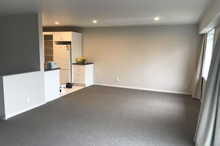 Photo of property in 2/93a Kelburn Parade, Kelburn, Wellington, 6012