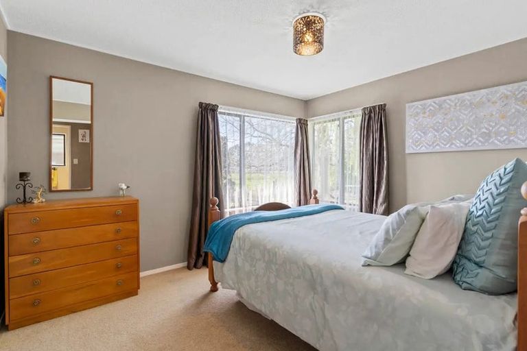 Photo of property in 22 Pukeroa Place, Papakura, 2110