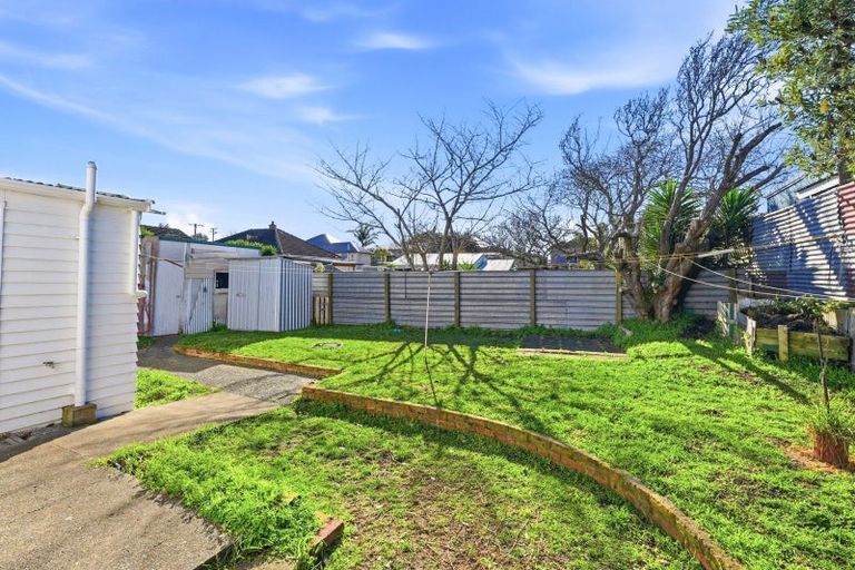 Photo of property in 100 Gonville Avenue, Gonville, Whanganui, 4501
