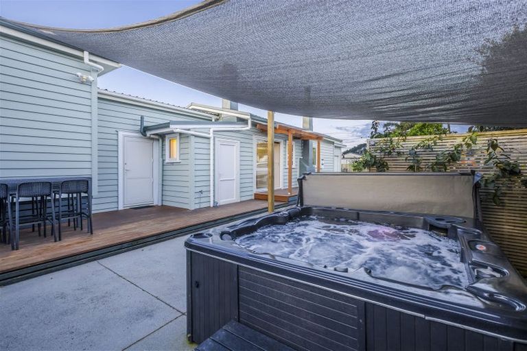 Photo of property in 3 Karaka Road, Kawakawa Bay, Papakura, 2585