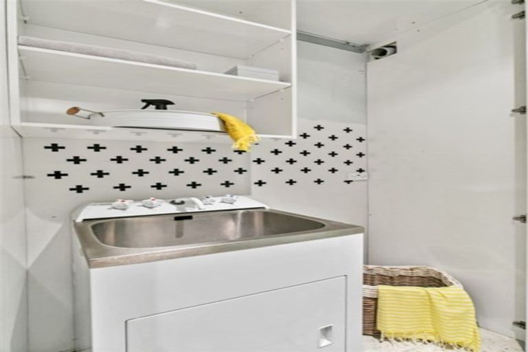 Photo of property in 193a Queen Street, Northcote Point, Auckland, 0627