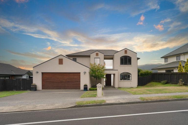 Photo of property in 150 Woodman Drive, Tawa, Wellington, 5028