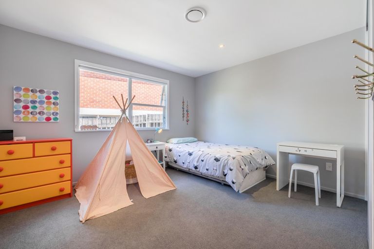 Photo of property in 50 La Rosa Street, Green Bay, Auckland, 0604