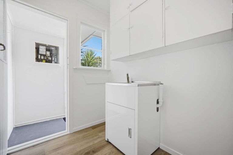 Photo of property in 194 Chivalry Road, Glenfield, Auckland, 0629