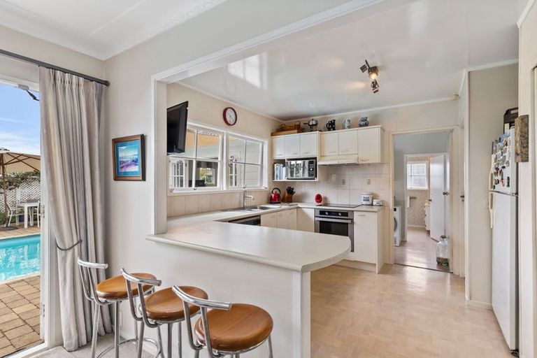 Photo of property in 85 Glenmore Road, Sunnyhills, Auckland, 2010