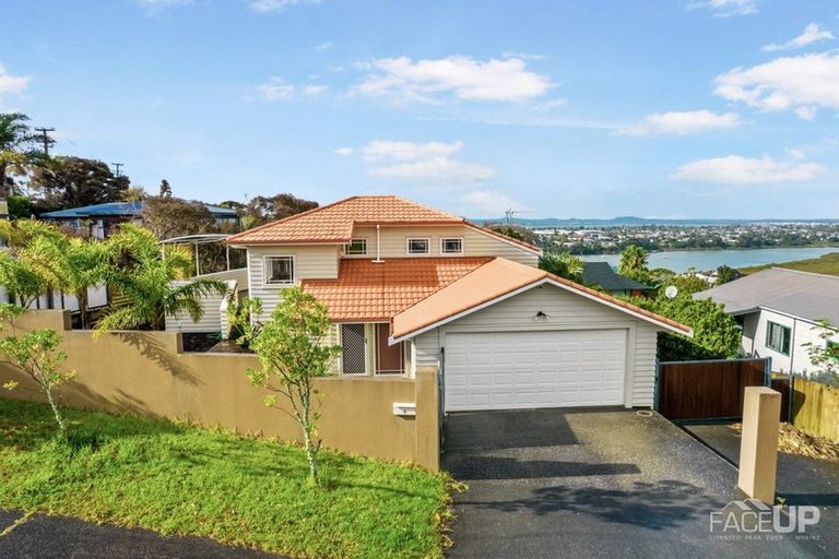 Photo of property in 4 Worthington Place, West Harbour, Auckland, 0618