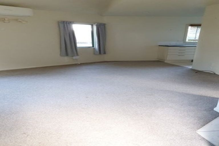 Photo of property in 6 Northcross Drive, Oteha, Auckland, 0632