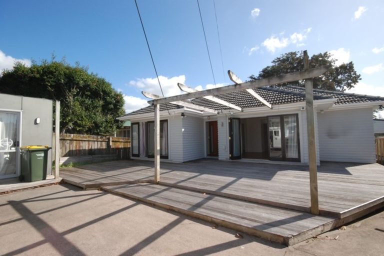 Photo of property in 21 Chilcott Road, Henderson, Auckland, 0612