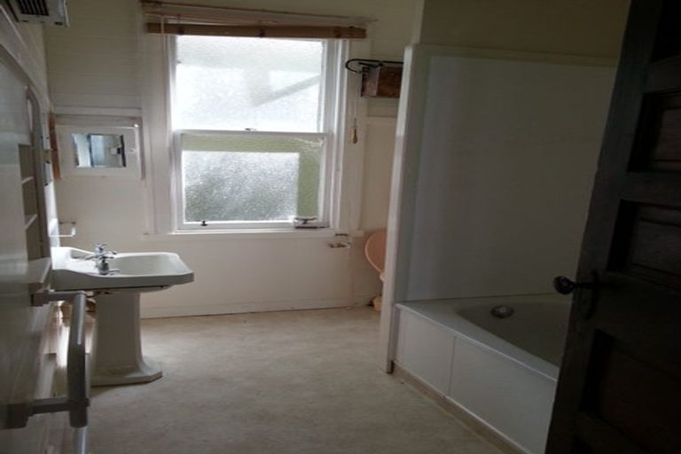 Photo of property in 90 Kelburn Parade, Kelburn, Wellington, 6012