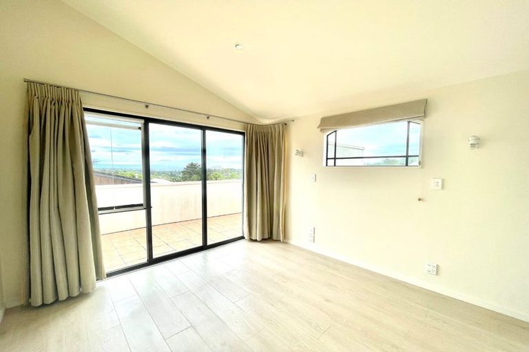 Photo of property in 1/881 East Coast Road, Northcross, Auckland, 0632