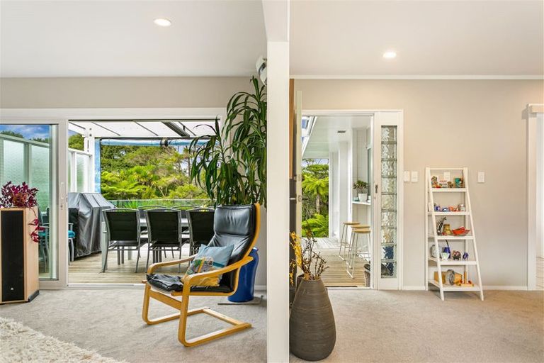 Photo of property in 1040 Scenic Drive North, Swanson, Auckland, 0816