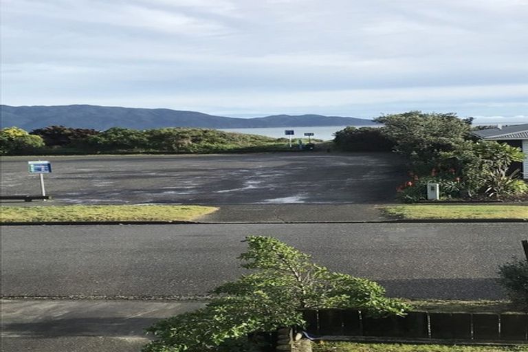 Photo of property in 7 Ara Kuaka, Waikanae Beach, Waikanae, 5036