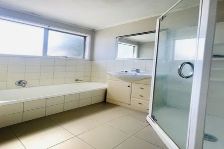 Photo of property in 20 Fiesta Drive, Half Moon Bay, Auckland, 2012