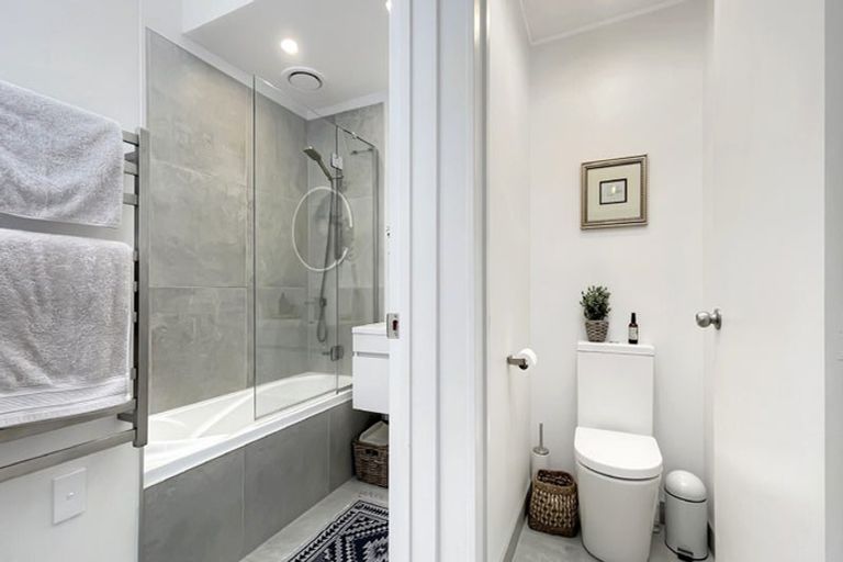 Photo of property in 2/8 Park Hill Road, Birkenhead, Auckland, 0626