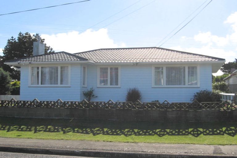 Photo of property in 11 Kenmore Street, Newlands, Wellington, 6037
