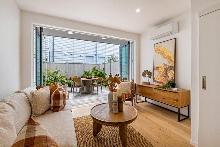 Photo of property in 12 Titoki Close, Matakana, 0985