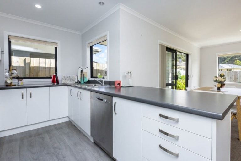 Photo of property in 10 Reubens Farm Lane, Taita, Lower Hutt, 5011