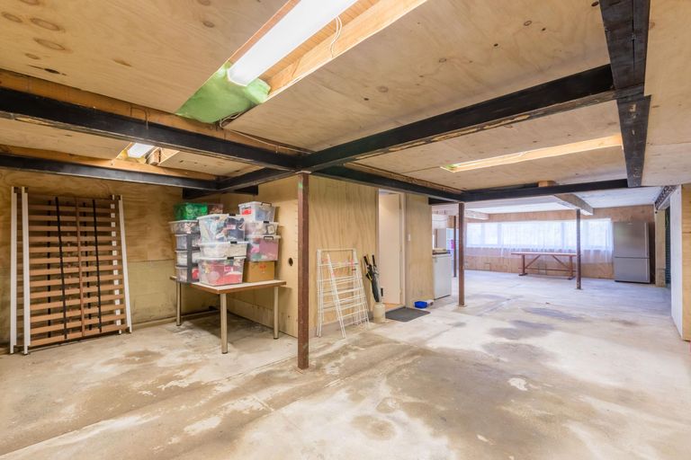 Photo of property in 50 La Rosa Street, Green Bay, Auckland, 0604