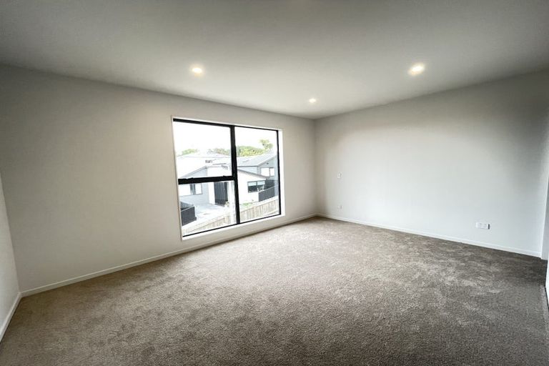 Photo of property in 8/105 Hobsonville Road, West Harbour, Auckland, 0618