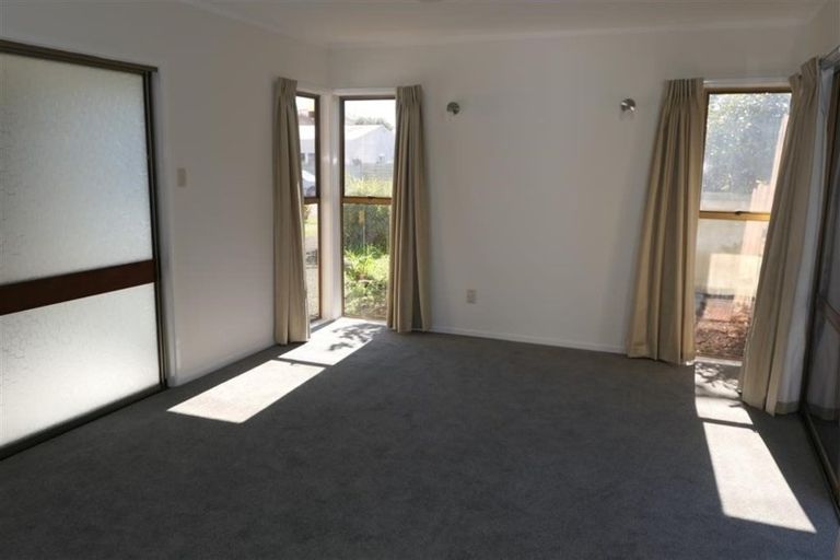 Photo of property in 121 Chivalry Road, Glenfield, Auckland, 0629