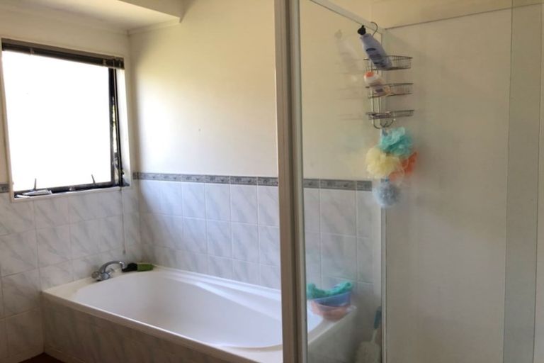 Photo of property in 16 Mallard Place, Unsworth Heights, Auckland, 0632