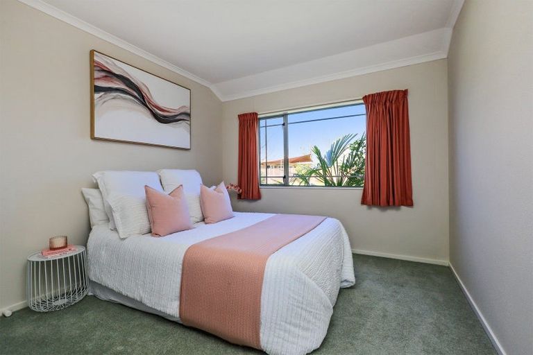 Photo of property in 2 Addington Place, Taradale, Napier, 4112