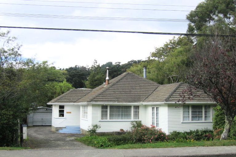 Photo of property in 35 Pinehaven Road, Pinehaven, Upper Hutt, 5019