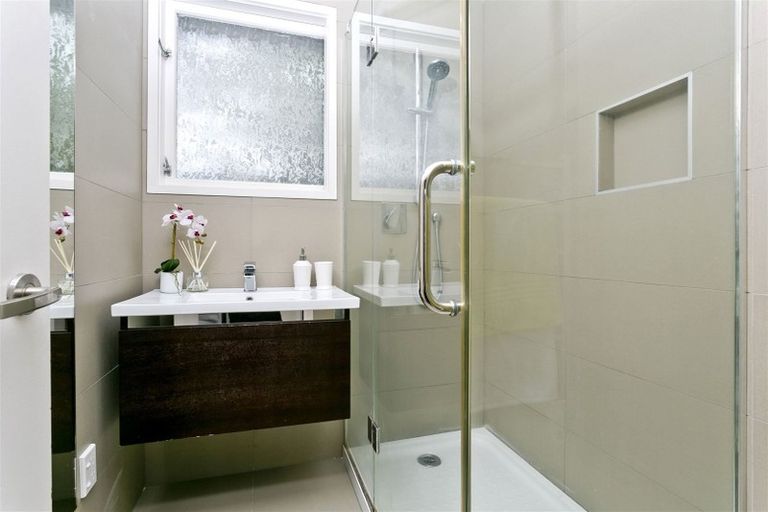 Photo of property in 1/32 Tamahere Drive, Glenfield, Auckland, 0629