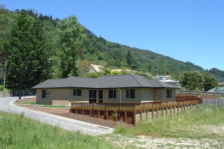 Photo of property in 112 Milton Terrace, Picton, 7220