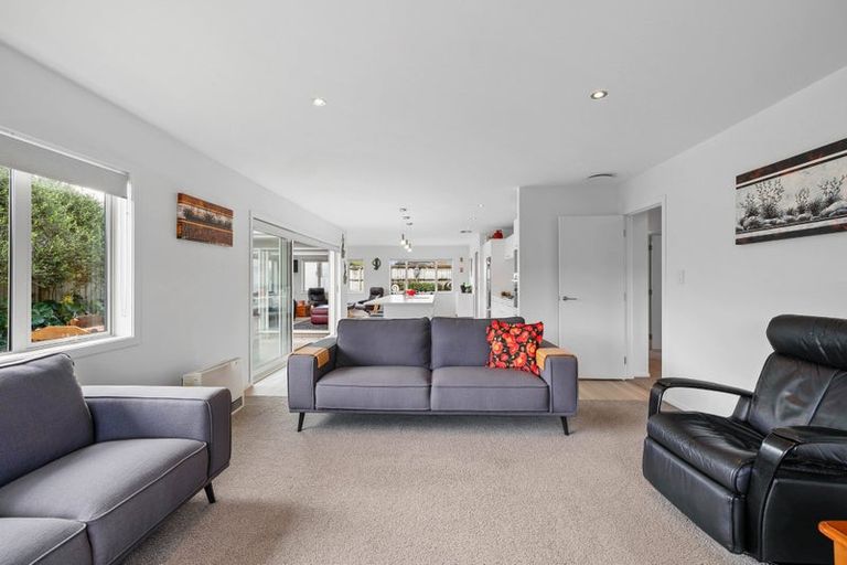 Photo of property in 2 Rayner Way, Glen Avon, New Plymouth, 4312