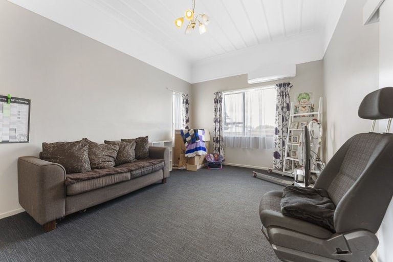 Photo of property in 15 Station Street, Woodville, 4920