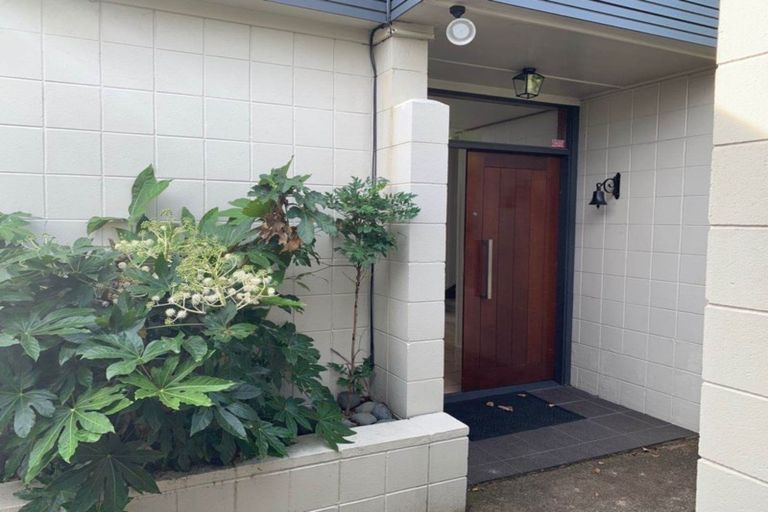 Photo of property in 33 The Crest, Sunnyhills, Auckland, 2010