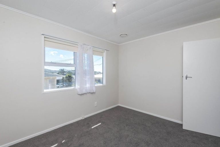 Photo of property in 12 Griffiths Grove, Newlands, Wellington, 6037
