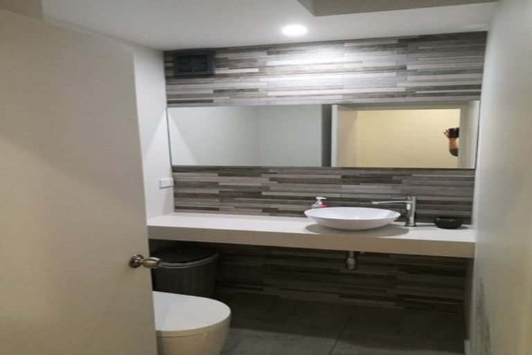 Photo of property in 2/598 Beach Road, Rothesay Bay, Auckland, 0630