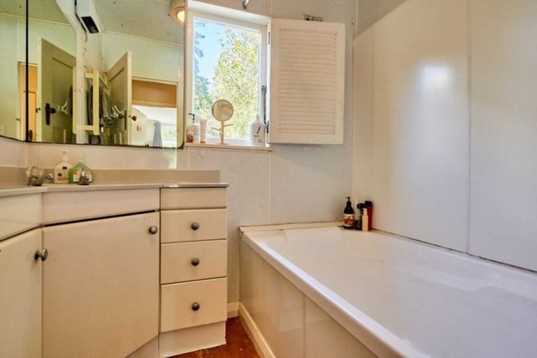 Photo of property in 33 Wyndham Road, Pinehaven, Upper Hutt, 5019