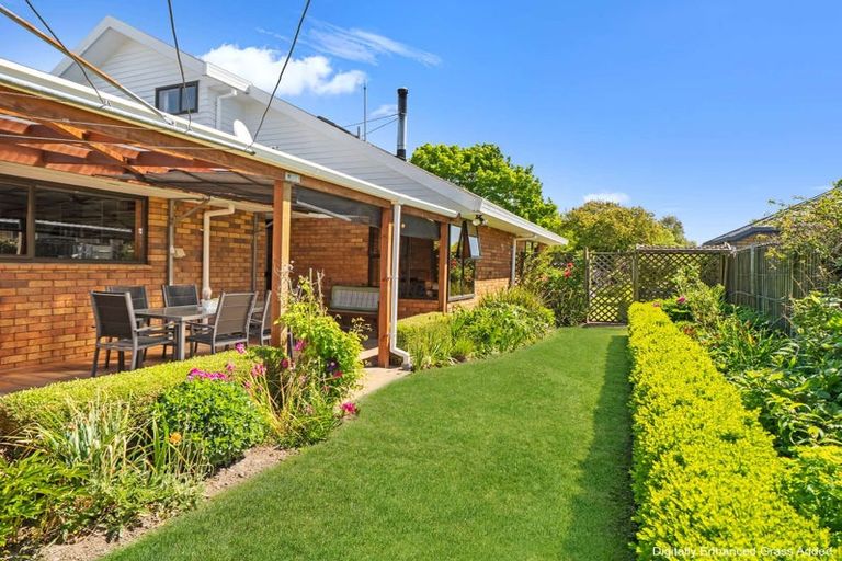 Photo of property in 10 Regency Crescent, Redwood, Christchurch, 8051