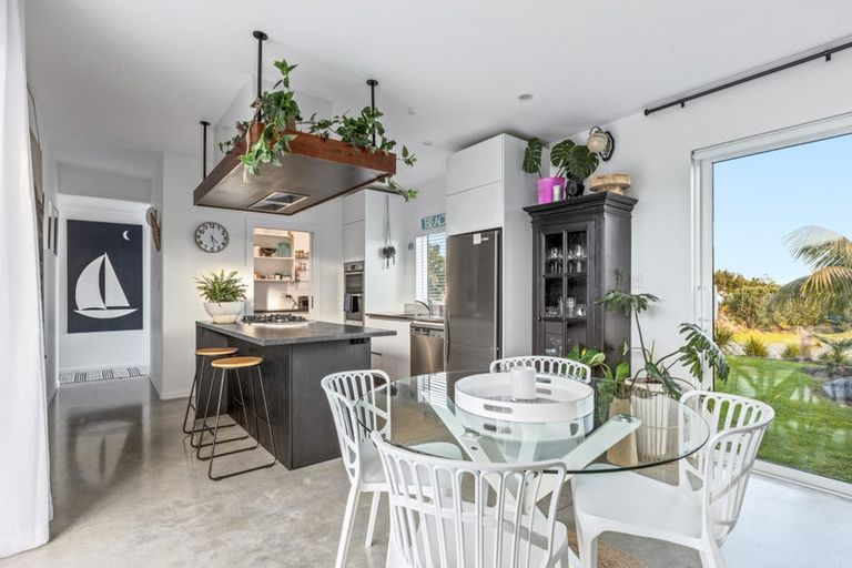 Photo of property in 2 Taimoana Close, Mangawhai Heads, Mangawhai, 0505