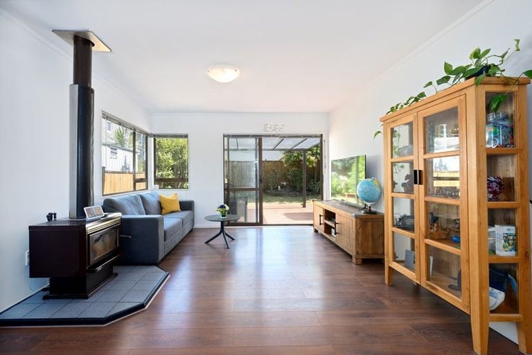 Photo of property in 2/6 Orton Street, Glenfield, Auckland, 0627