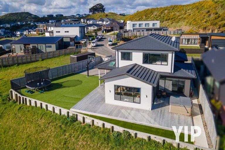 Photo of property in 10 Okupe Grove, Aotea, Porirua, 5024