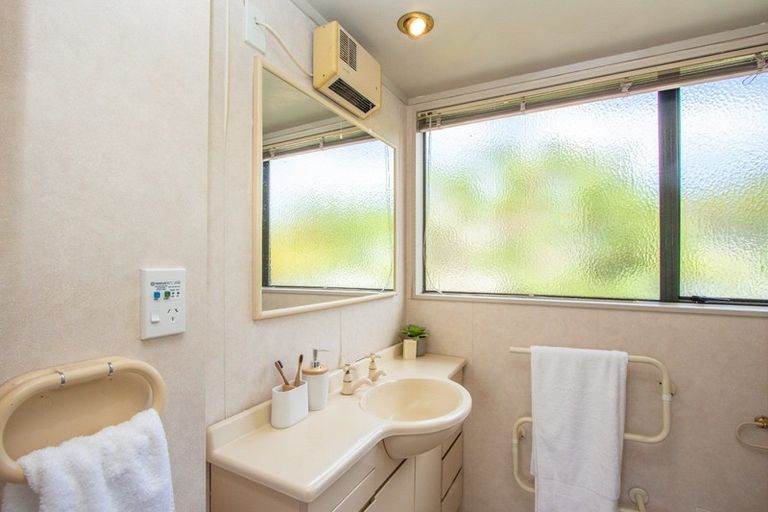 Photo of property in 4 Libra Place, Kawaha Point, Rotorua, 3010