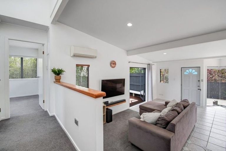 Photo of property in 2/20 Tawavale Crescent, Totara Vale, Auckland, 0629