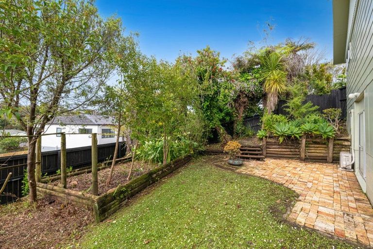 Photo of property in 1 Wanita Place, Totara Vale, Auckland, 0629