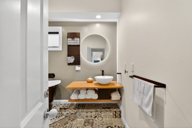 Photo of property in 8 Selwyn Road, Hospital Hill, Napier, 4110