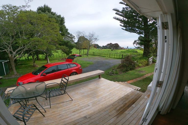 Photo of property in 28 Bertram Road, Kawakawa Bay, Papakura, 2585