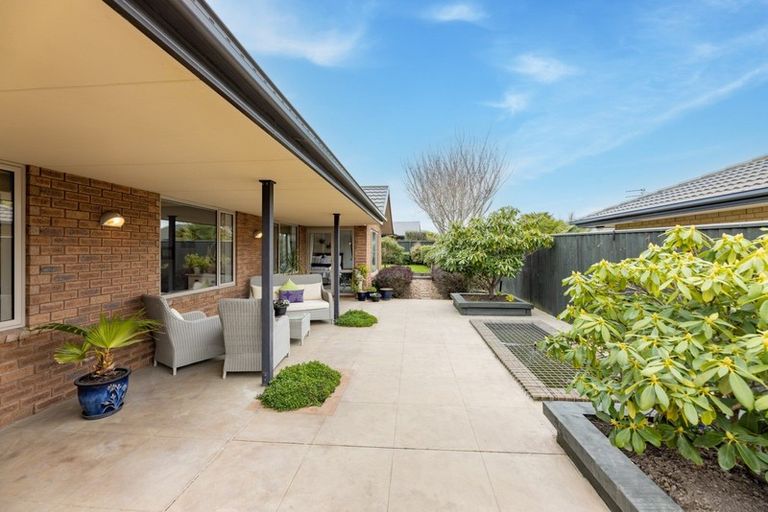 Photo of property in 92 Willowview Drive, Redwood, Christchurch, 8051