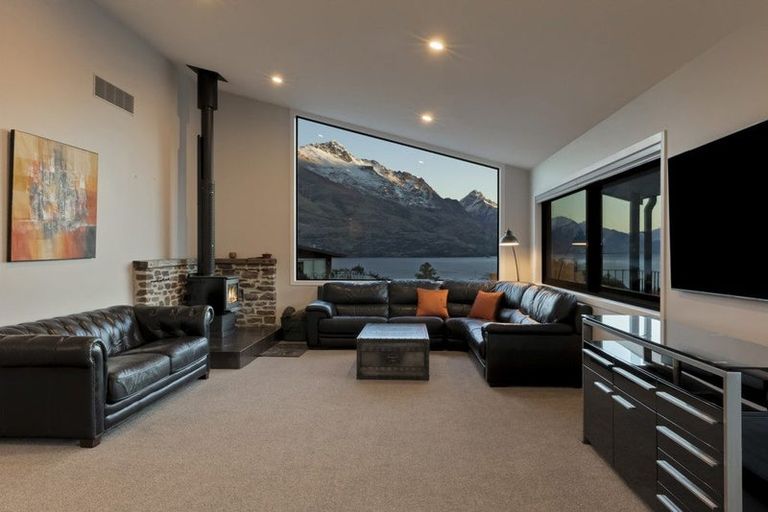 Photo of property in 18 Poplar Drive, Kelvin Heights, Queenstown, 9300