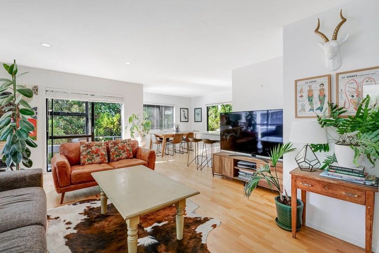 Photo of property in 2/8 Heatherleigh Rise, Northcross, Auckland, 0632